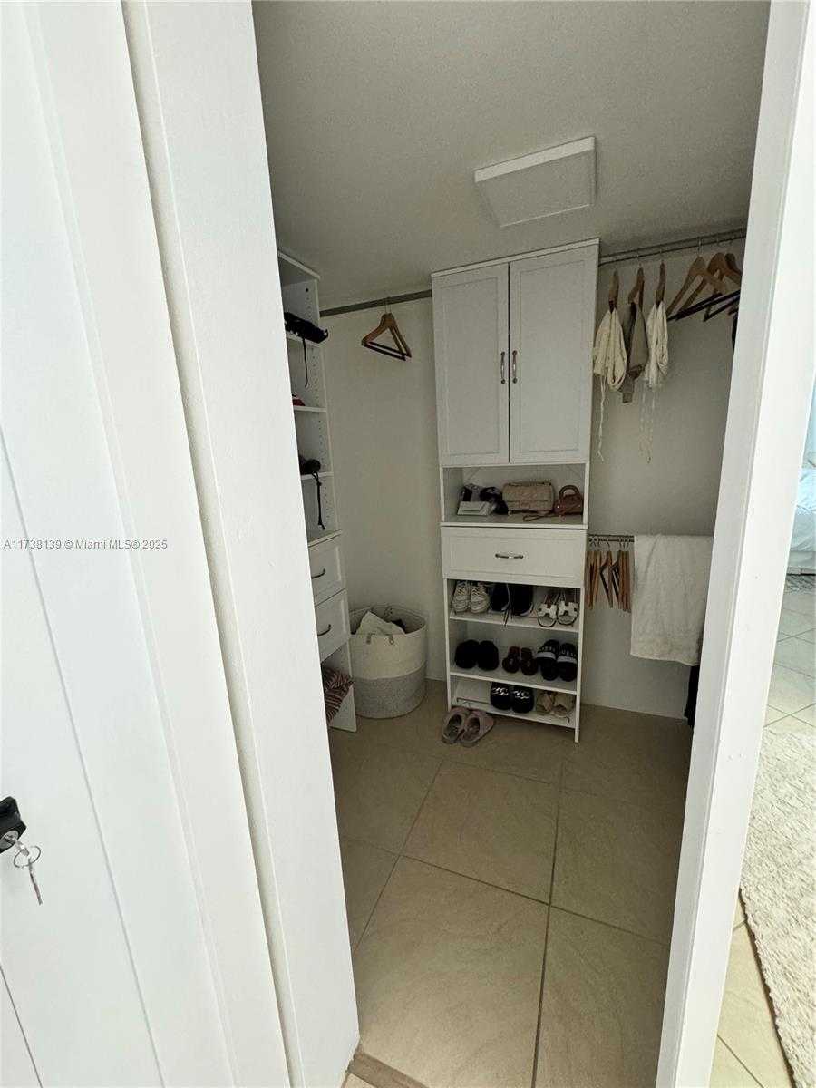 Small Image of 100 BAYVIEW DR #1114, Sunny Isles Beach Number 27