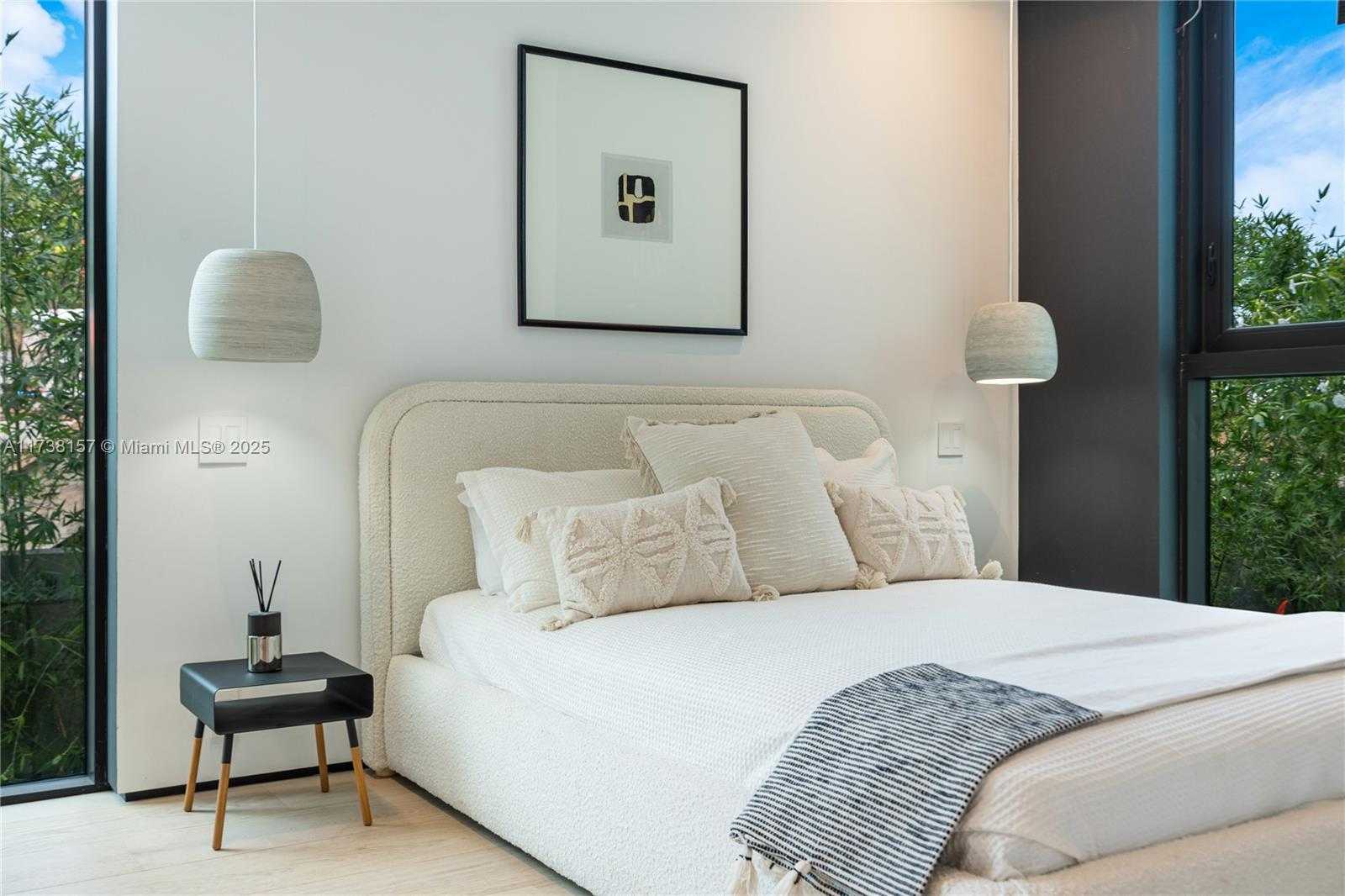 Small Image of 1369 NORTH VENETIAN WAY, Miami Number 32