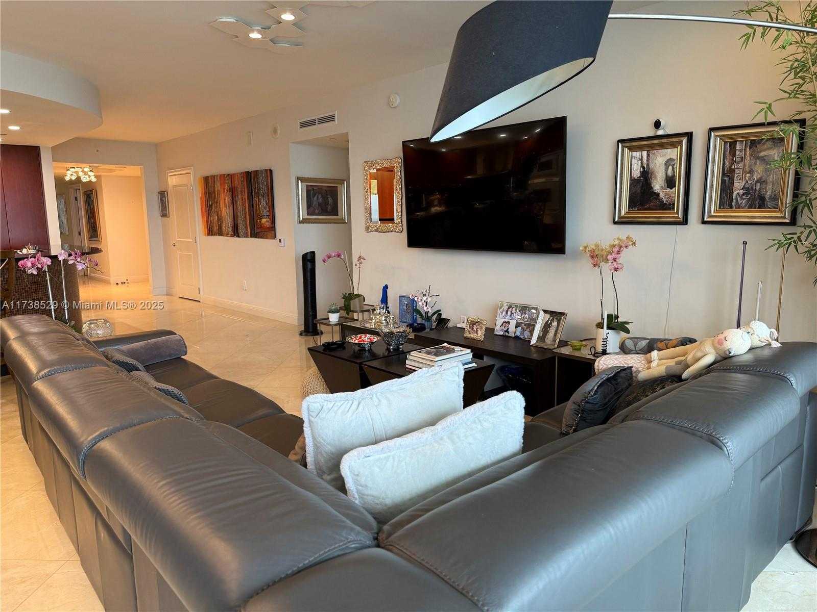 Small Image of 6000 ISLAND BL #1102, Aventura Number 12