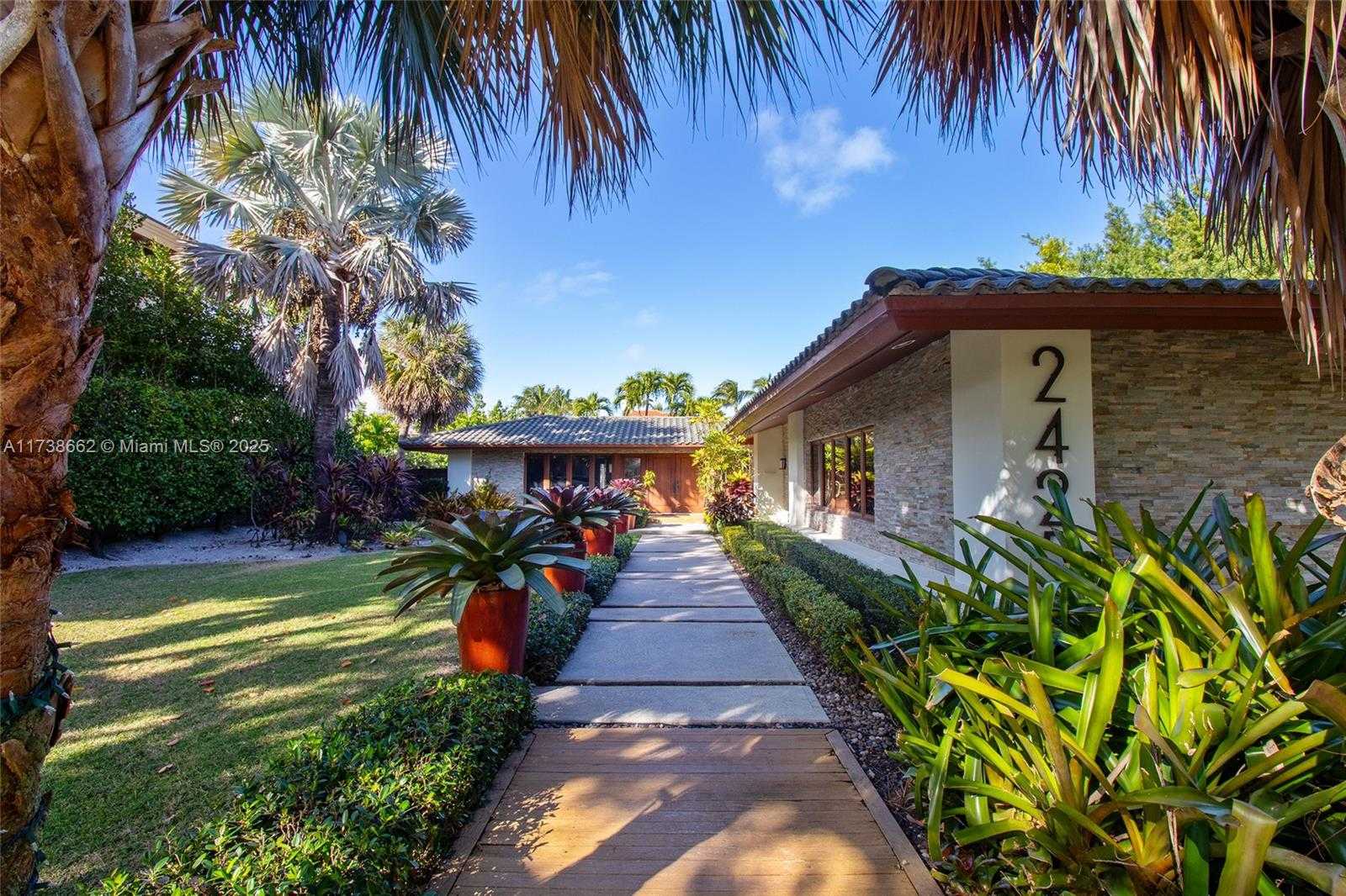 Small Image of 2425 BARCELONA DR, Fort Lauderdale Number 2
