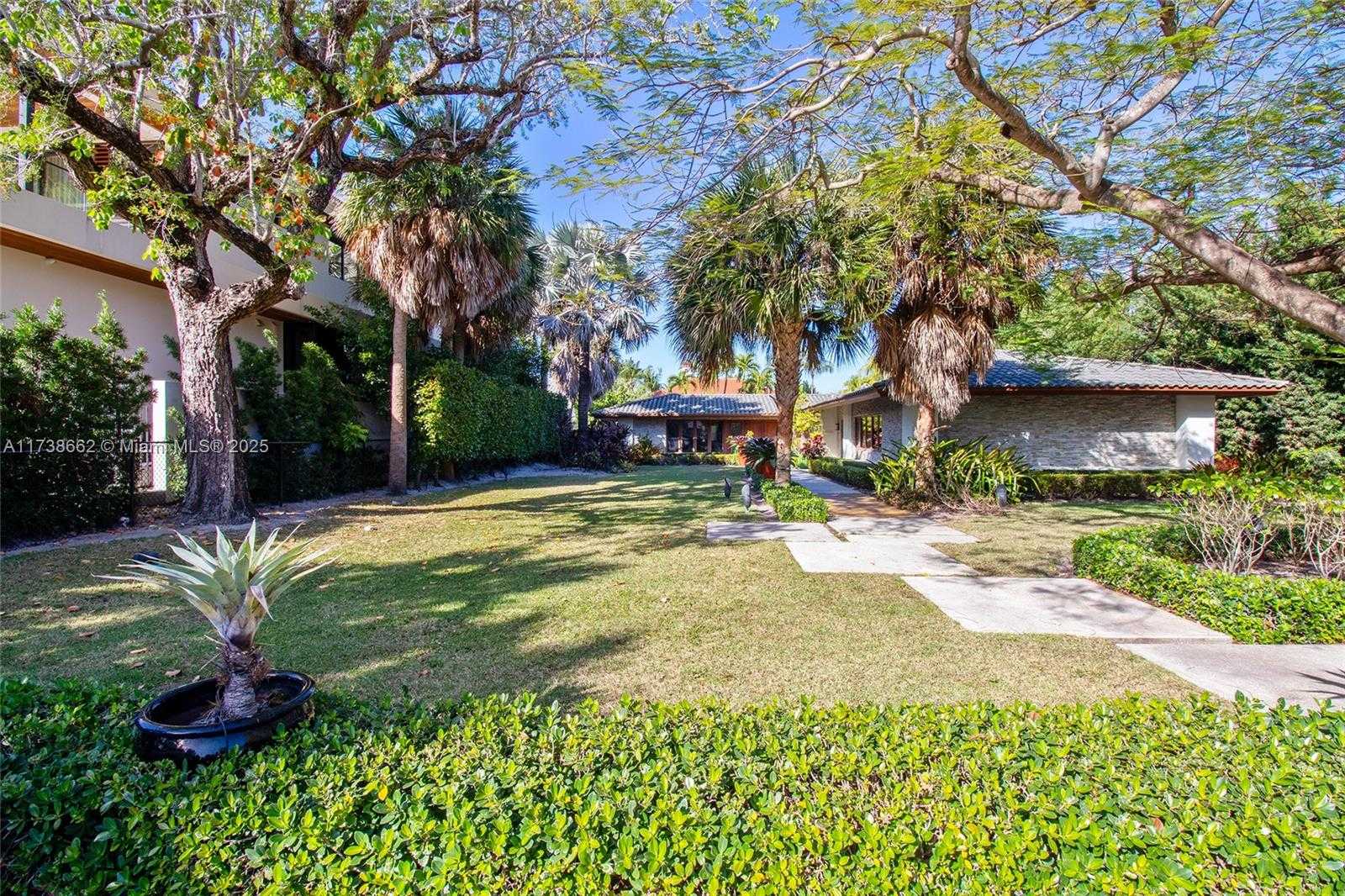 Small Image of 2425 BARCELONA DR, Fort Lauderdale Number 3