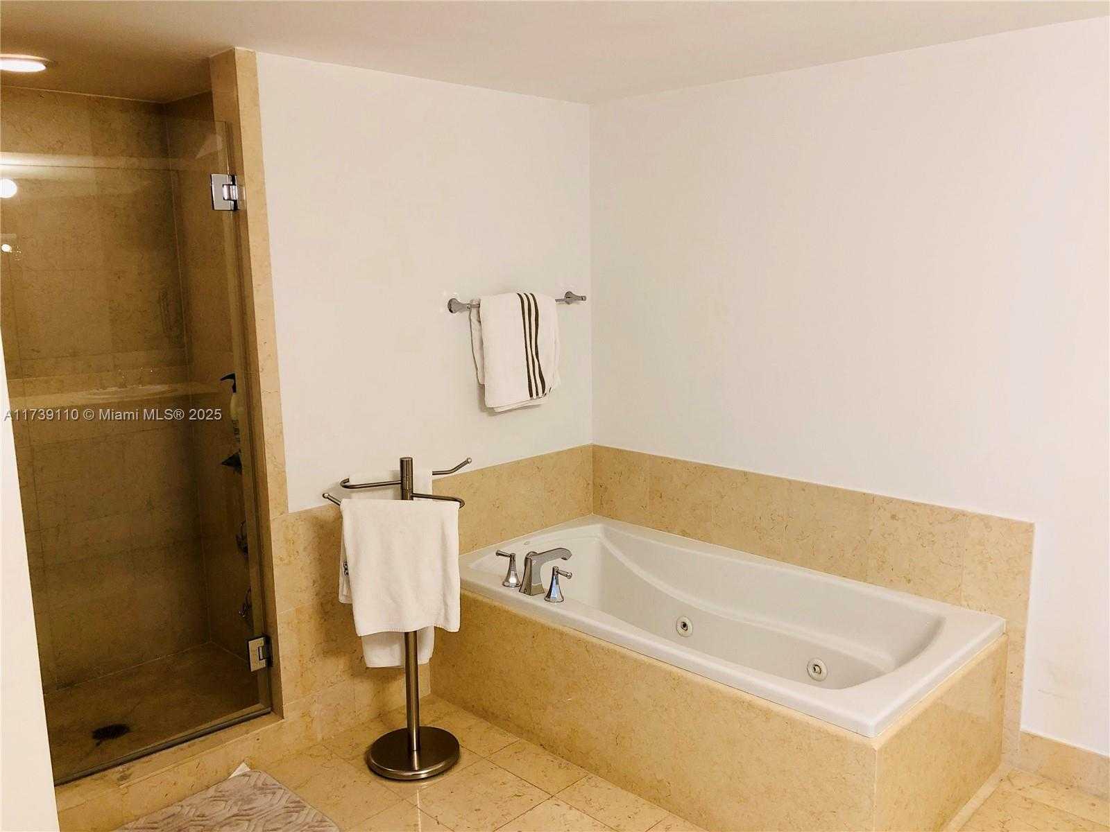 Small Image of 19900 EAST COUNTRY CLUB DR #1005, Aventura Number 7