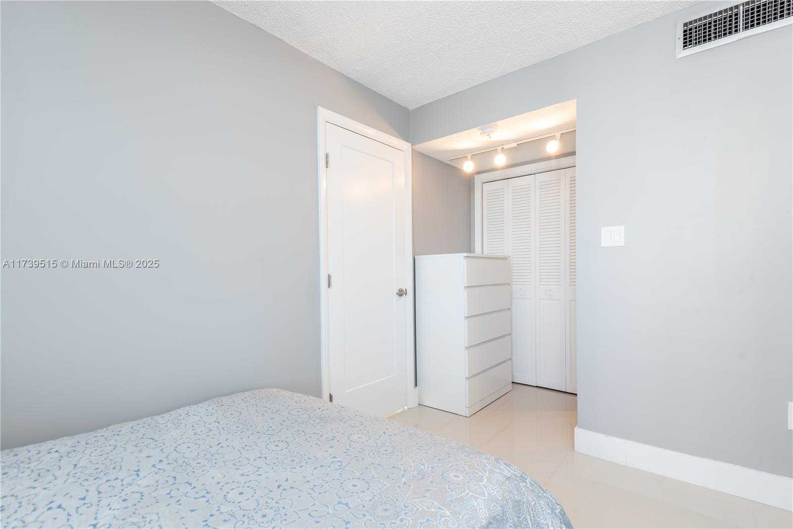 Small Image of 18031 BISCAYNE BLVD #802, Aventura Number 20