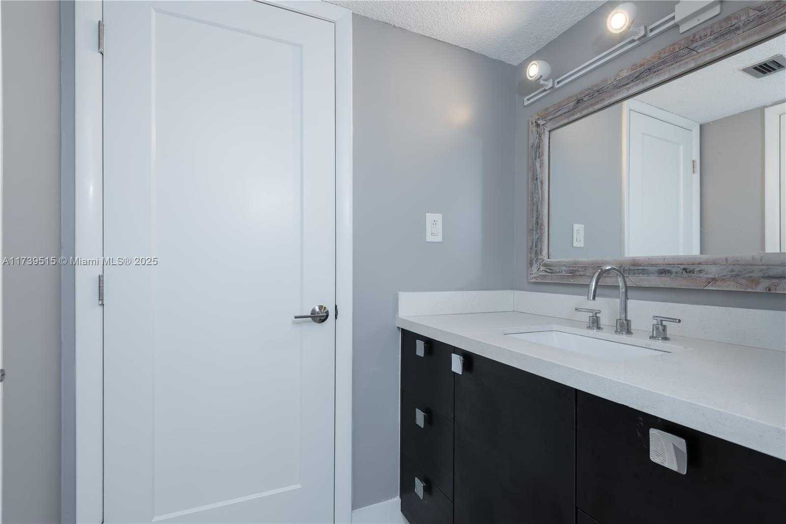 Small Image of 18031 BISCAYNE BLVD #802, Aventura Number 22