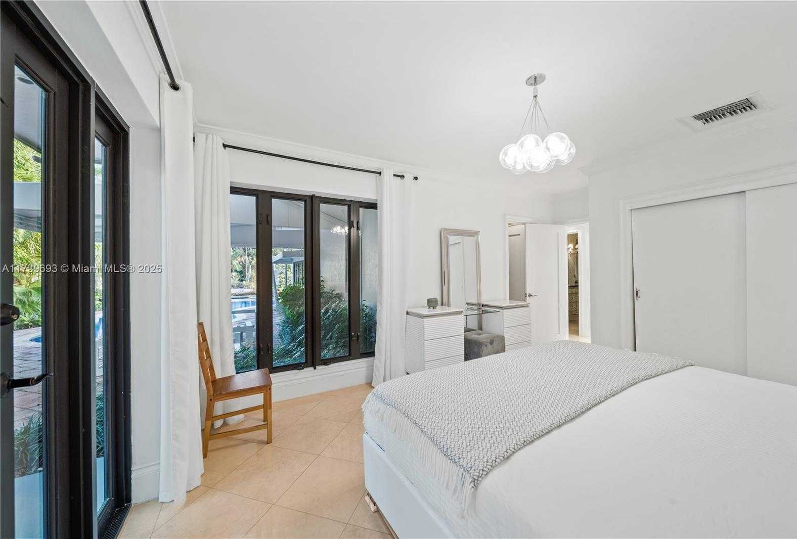 Small Image of 1840 CLEVELAND RD, Miami Beach Number 16