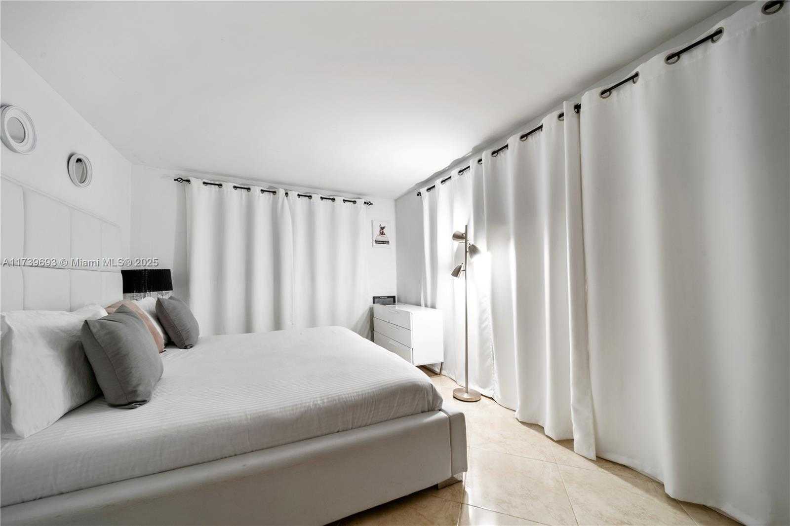 Small Image of 1840 CLEVELAND RD, Miami Beach Number 24