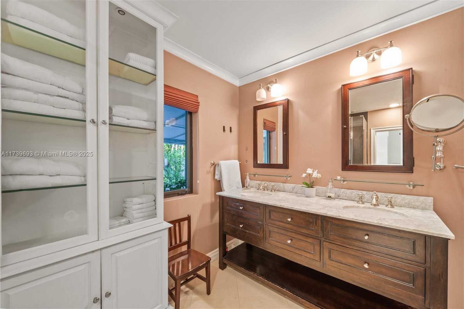 Small Image of 1840 CLEVELAND RD, Miami Beach Number 4