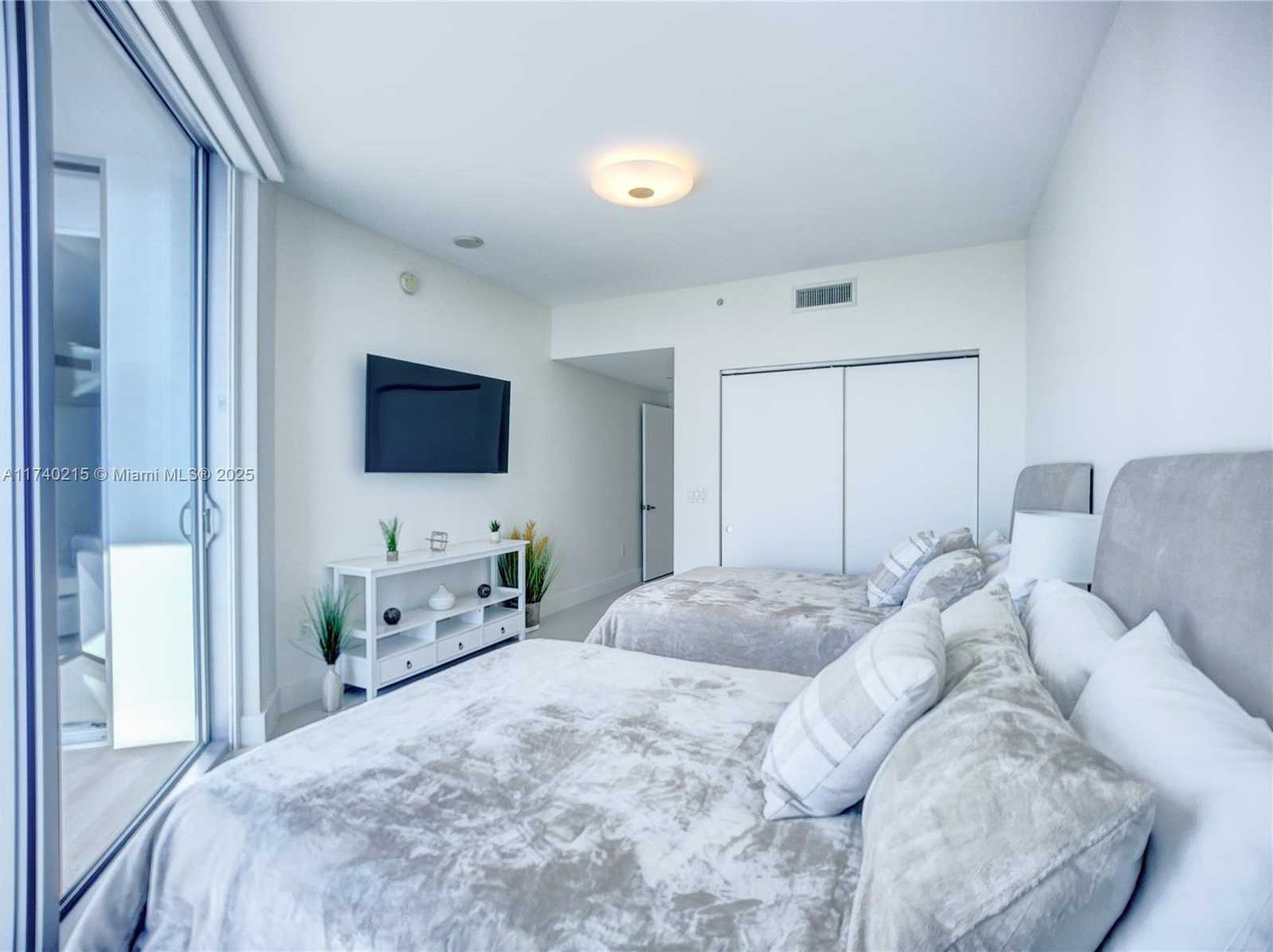 Small Image of 17301 BISCAYNE BLVD #1203, North Miami Beach Number 13