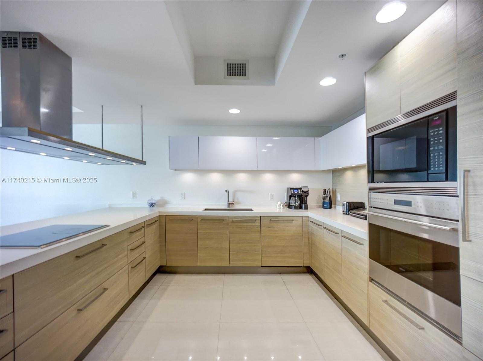 Small Image of 17301 BISCAYNE BLVD #1203, North Miami Beach Number 3