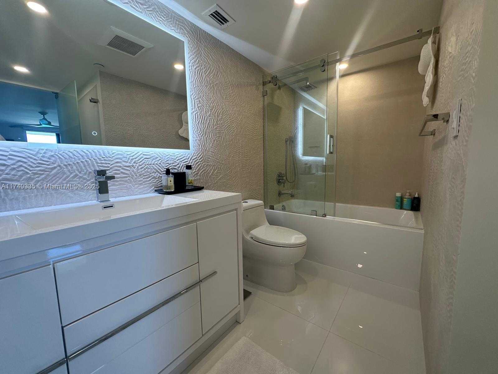 Small Image of 2555 COLLINS AVE #1907, Miami Beach Number 9