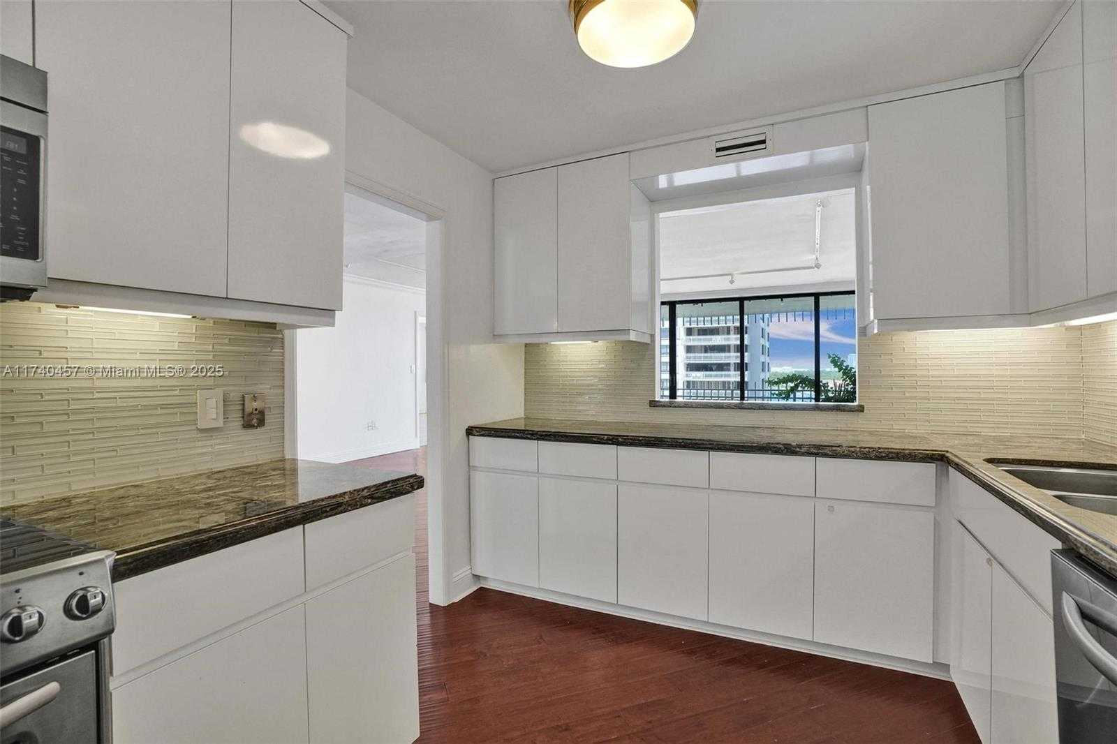 Small Image of 3 GROVE ISLE DR #C904, Miami Number 4