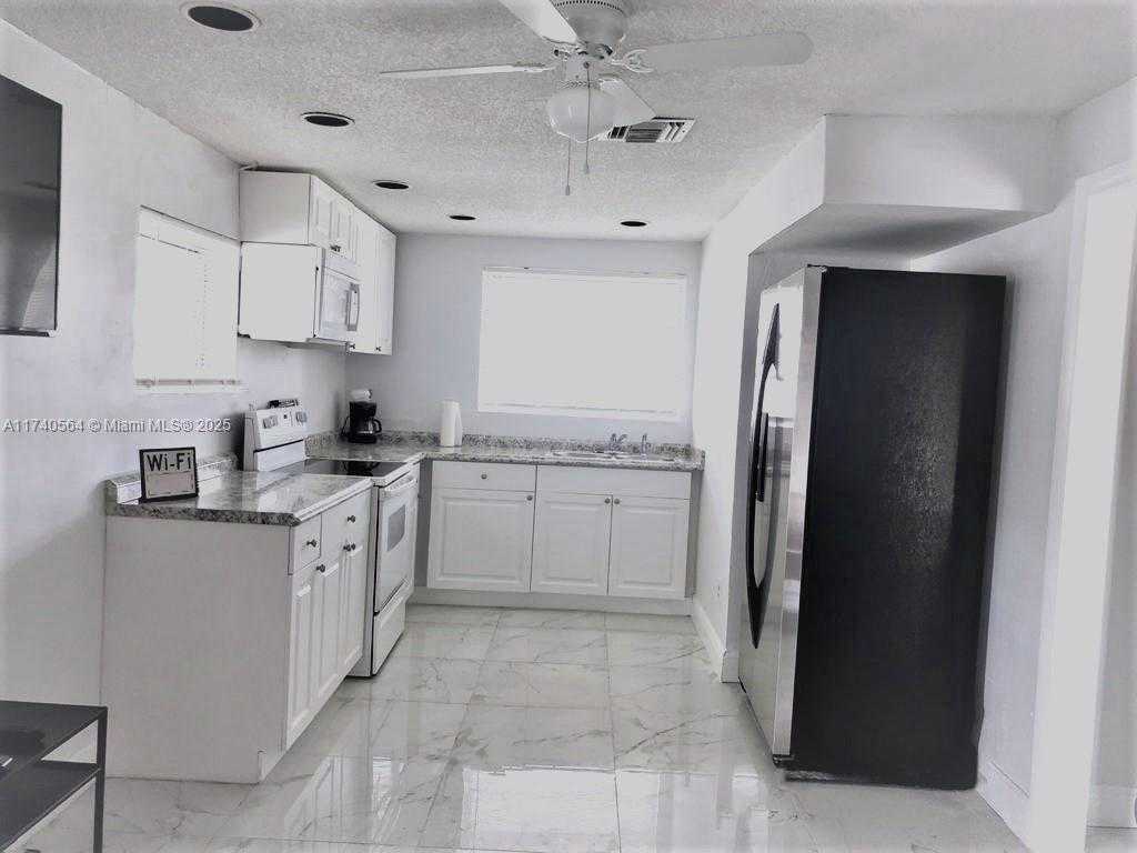 Small Image of 141 MCARTHUR PKWY #B, Pembroke Pines Number 5