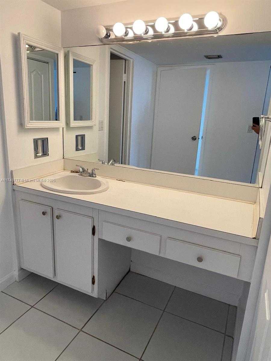 Small Image of 100 BAYVIEW DR #412, Sunny Isles Beach Number 18