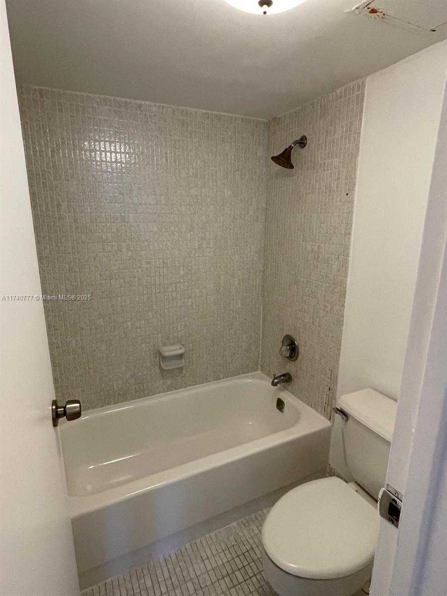 Small Image of 100 BAYVIEW DR #412, Sunny Isles Beach Number 19