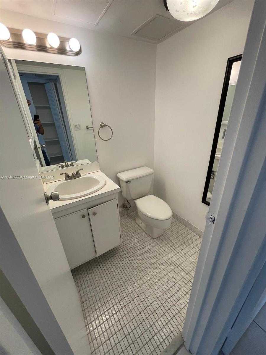Small Image of 100 BAYVIEW DR #412, Sunny Isles Beach Number 20