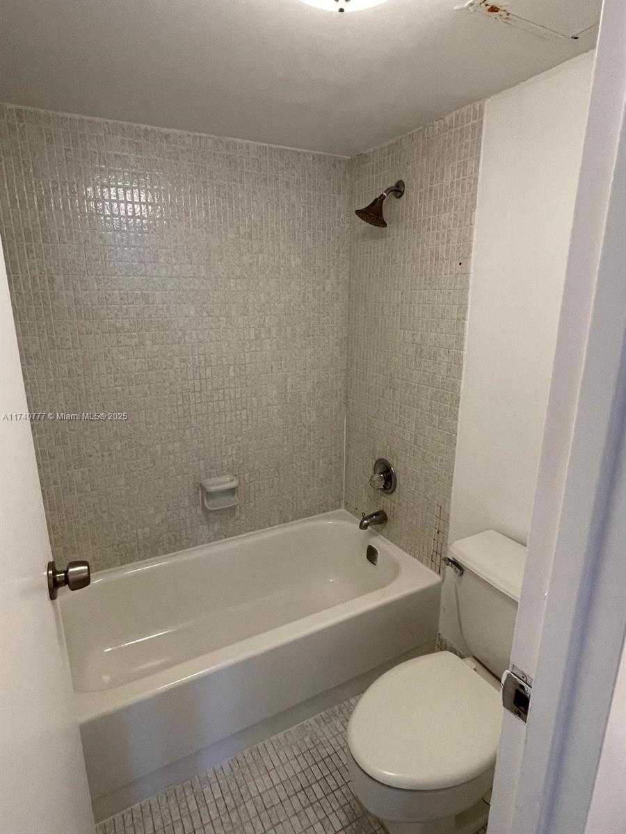 Small Image of 100 BAYVIEW DR #412, Sunny Isles Beach Number 22