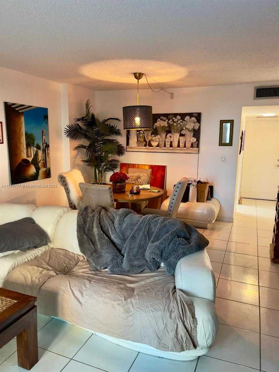 Small Image of 100 BAYVIEW DR #412, Sunny Isles Beach Number 3