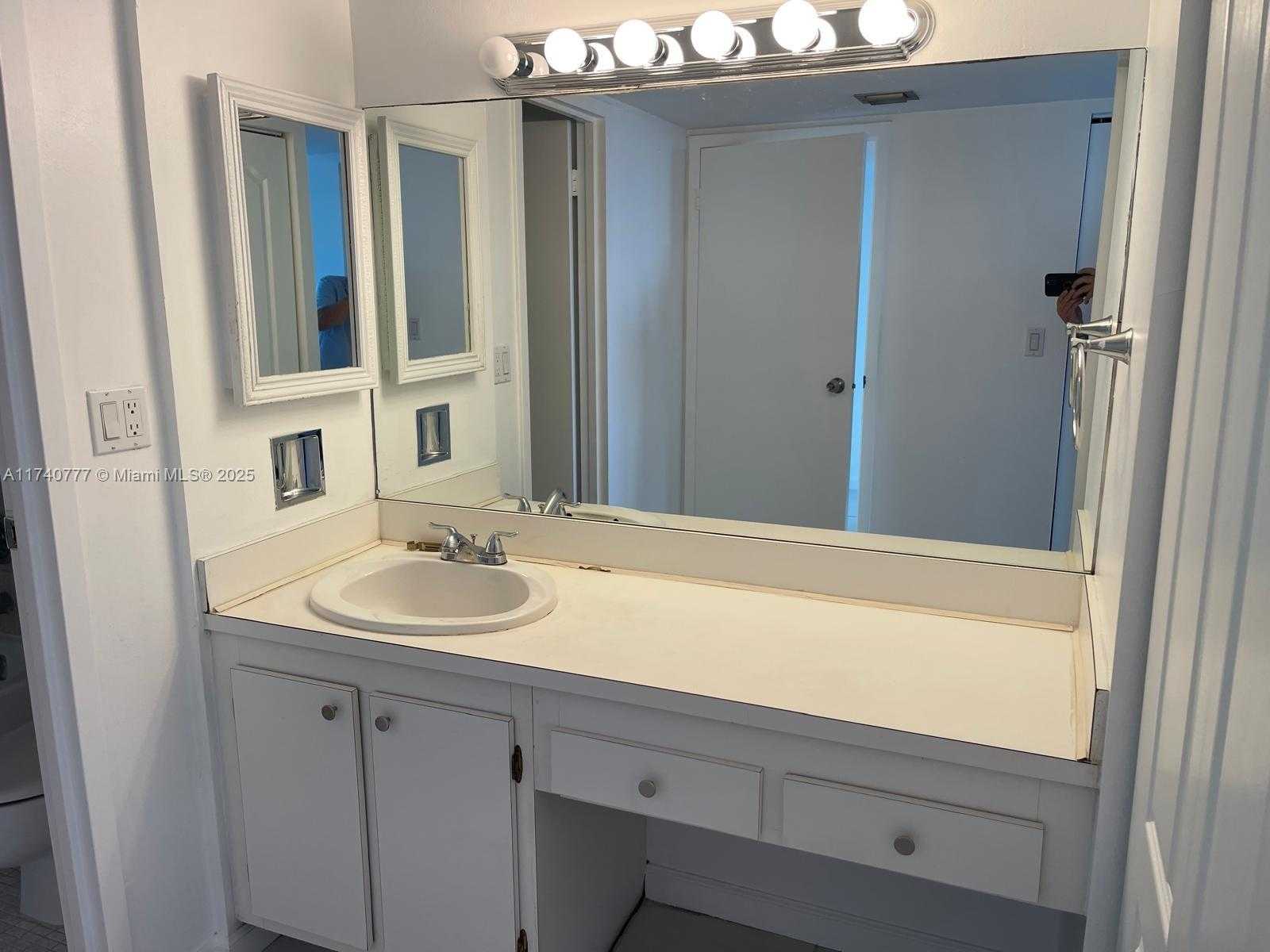 Small Image of 100 BAYVIEW DR #412, Sunny Isles Beach Number 6