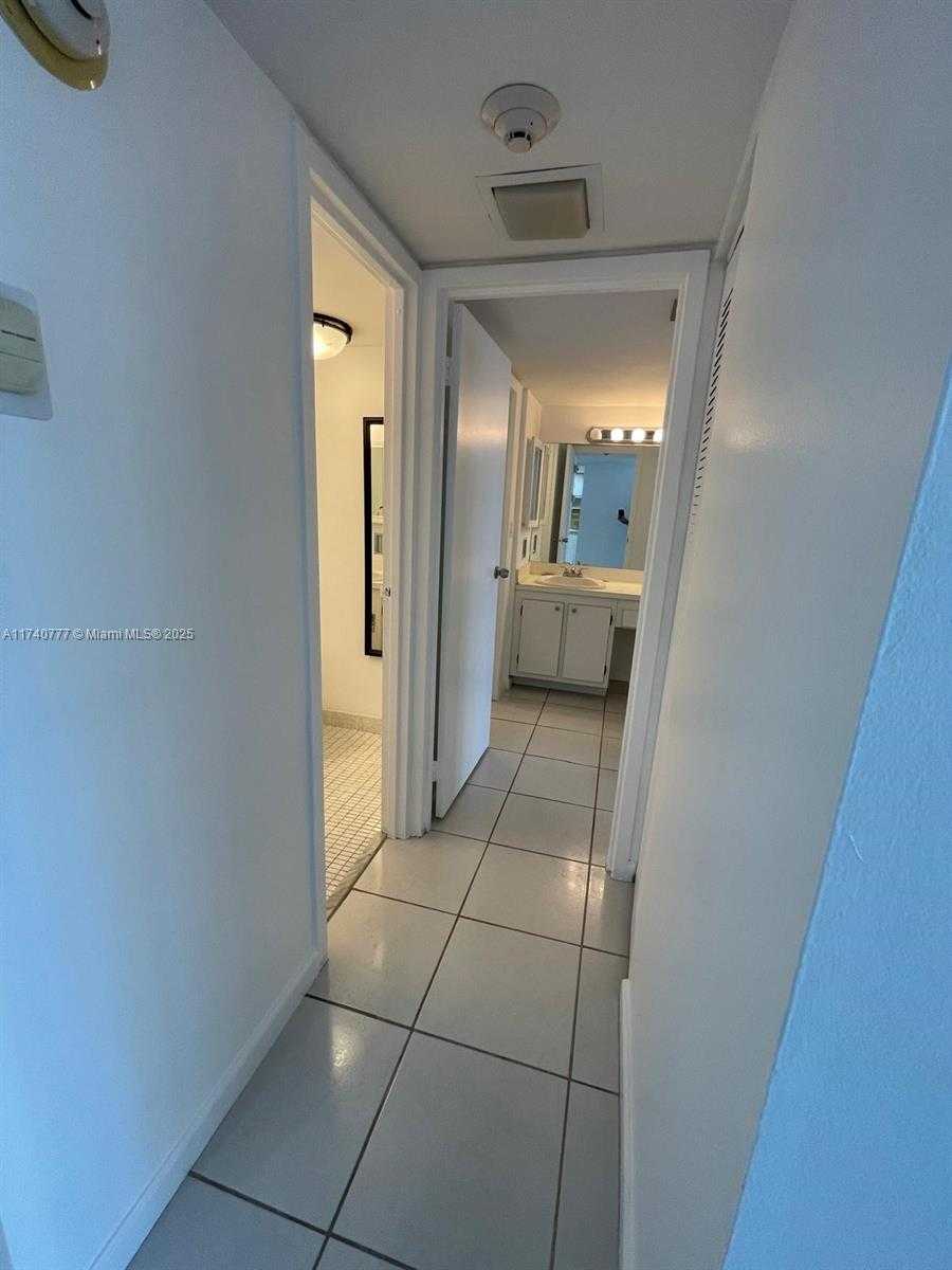 Small Image of 100 BAYVIEW DR #412, Sunny Isles Beach Number 9