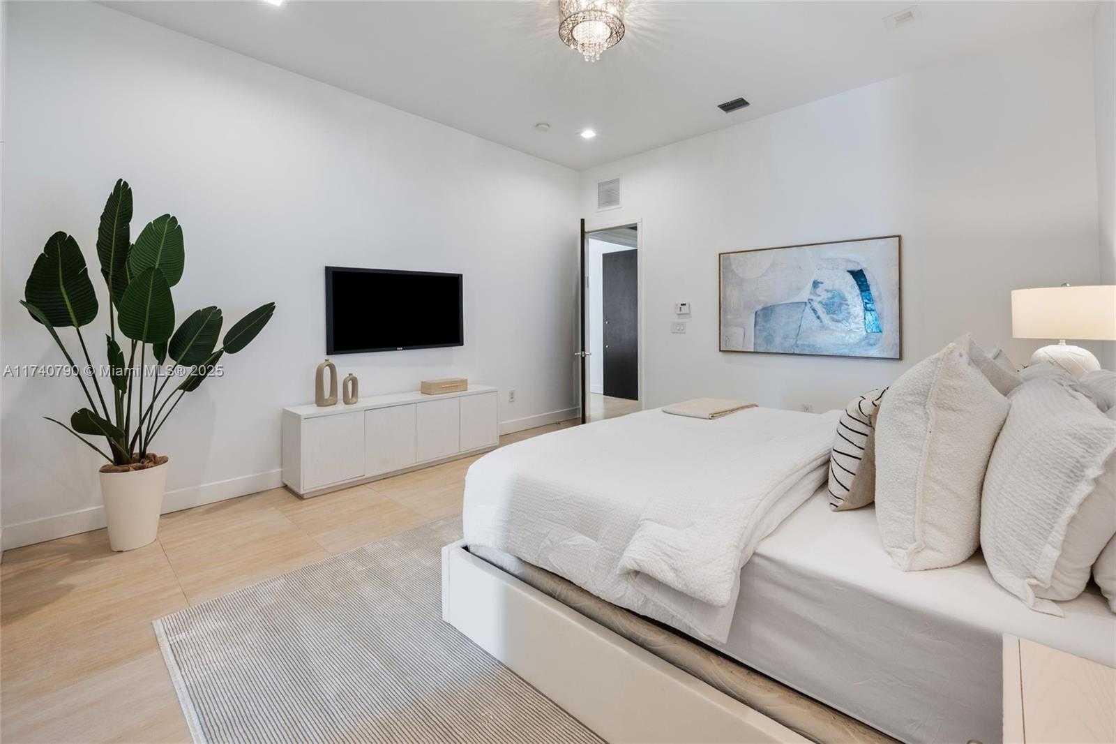 Small Image of 20600 NORTH EAST 22ND PL, Miami Number 17