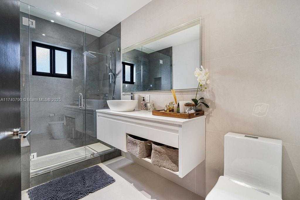 Small Image of 20600 NORTH EAST 22ND PL, Miami Number 27