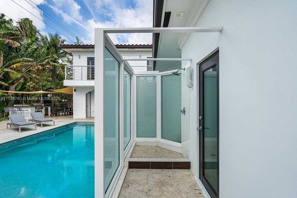 Small Image of 20600 NORTH EAST 22ND PL, Miami Number 34