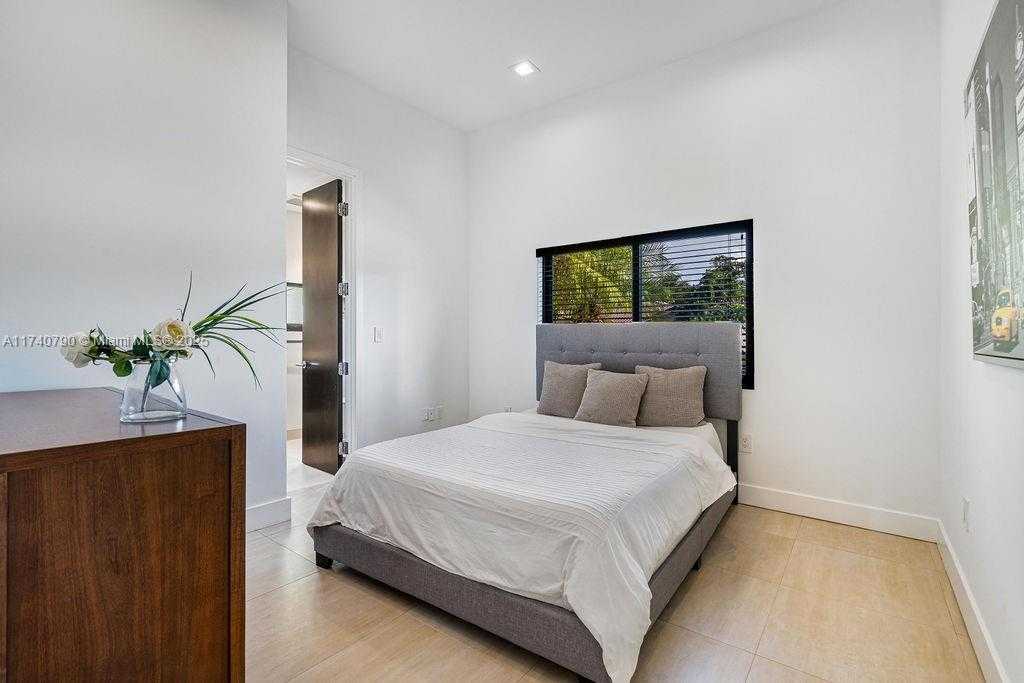 Small Image of 20600 NORTH EAST 22ND PL, Miami Number 37
