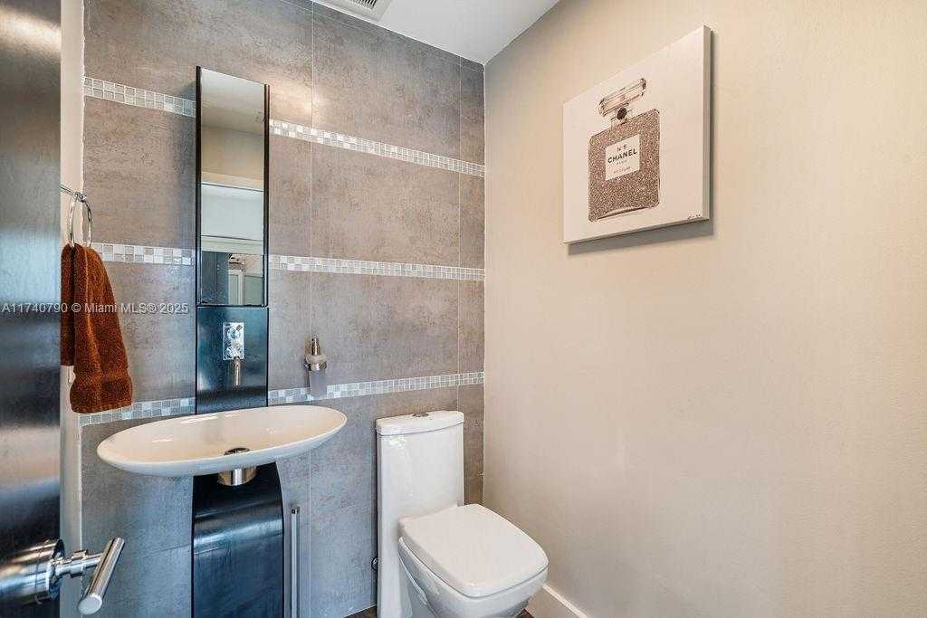 Small Image of 20600 NORTH EAST 22ND PL, Miami Number 38