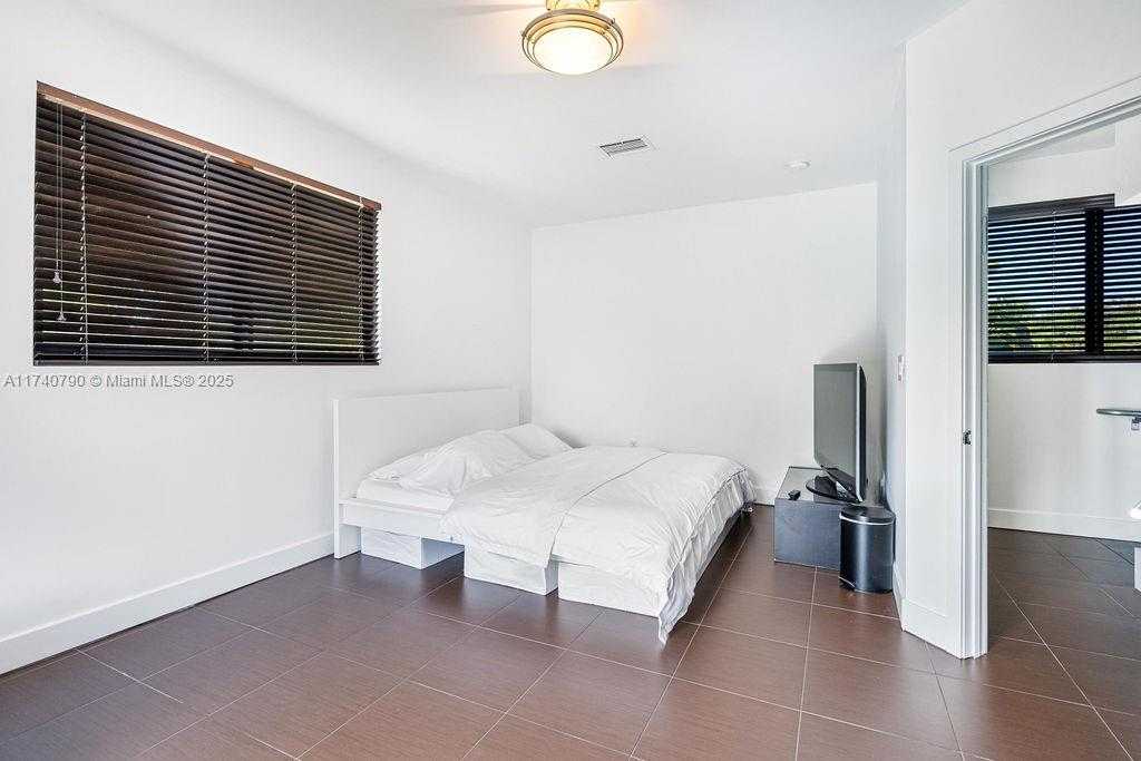 Small Image of 20600 NORTH EAST 22ND PL, Miami Number 40