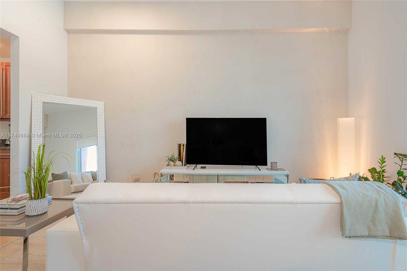 Small Image of 2301 COLLINS AVE #1630, Miami Beach Number 3
