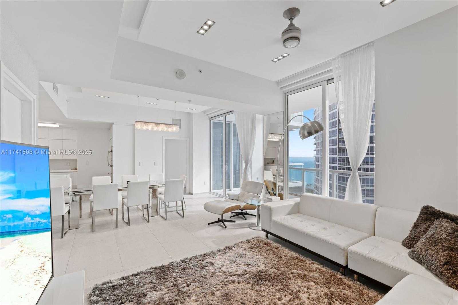 Small Image of 50 SOUTH POINTE DR #2004, Miami Beach Number 11