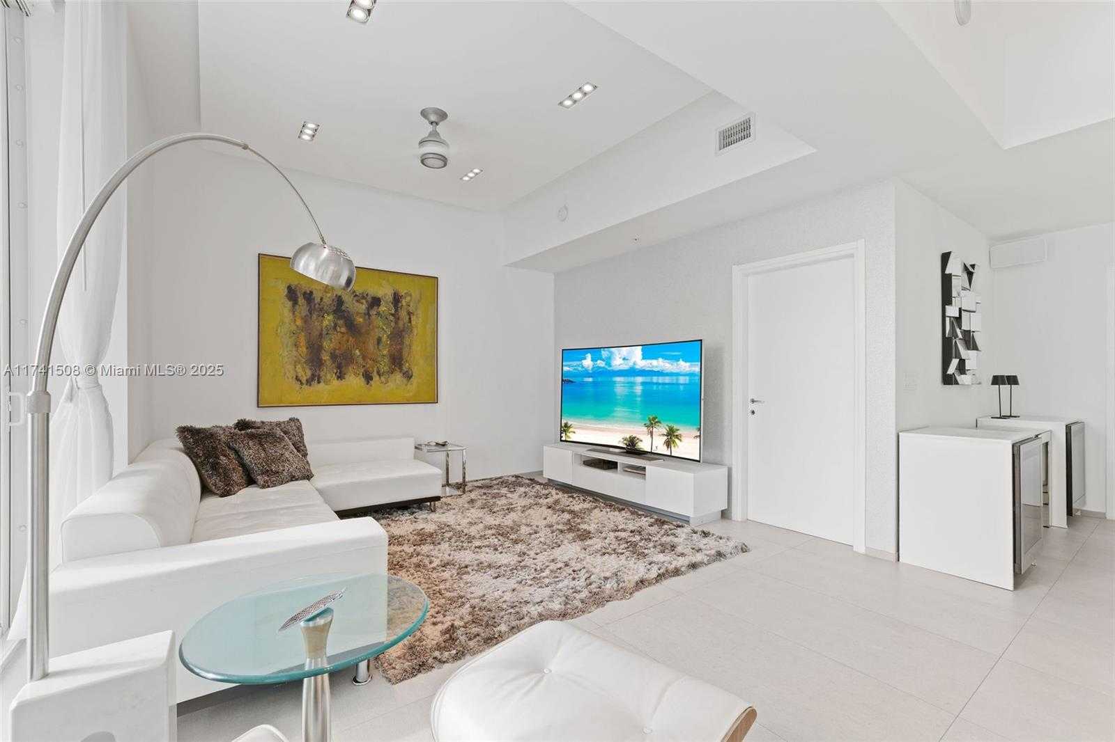 Small Image of 50 SOUTH POINTE DR #2004, Miami Beach Number 13