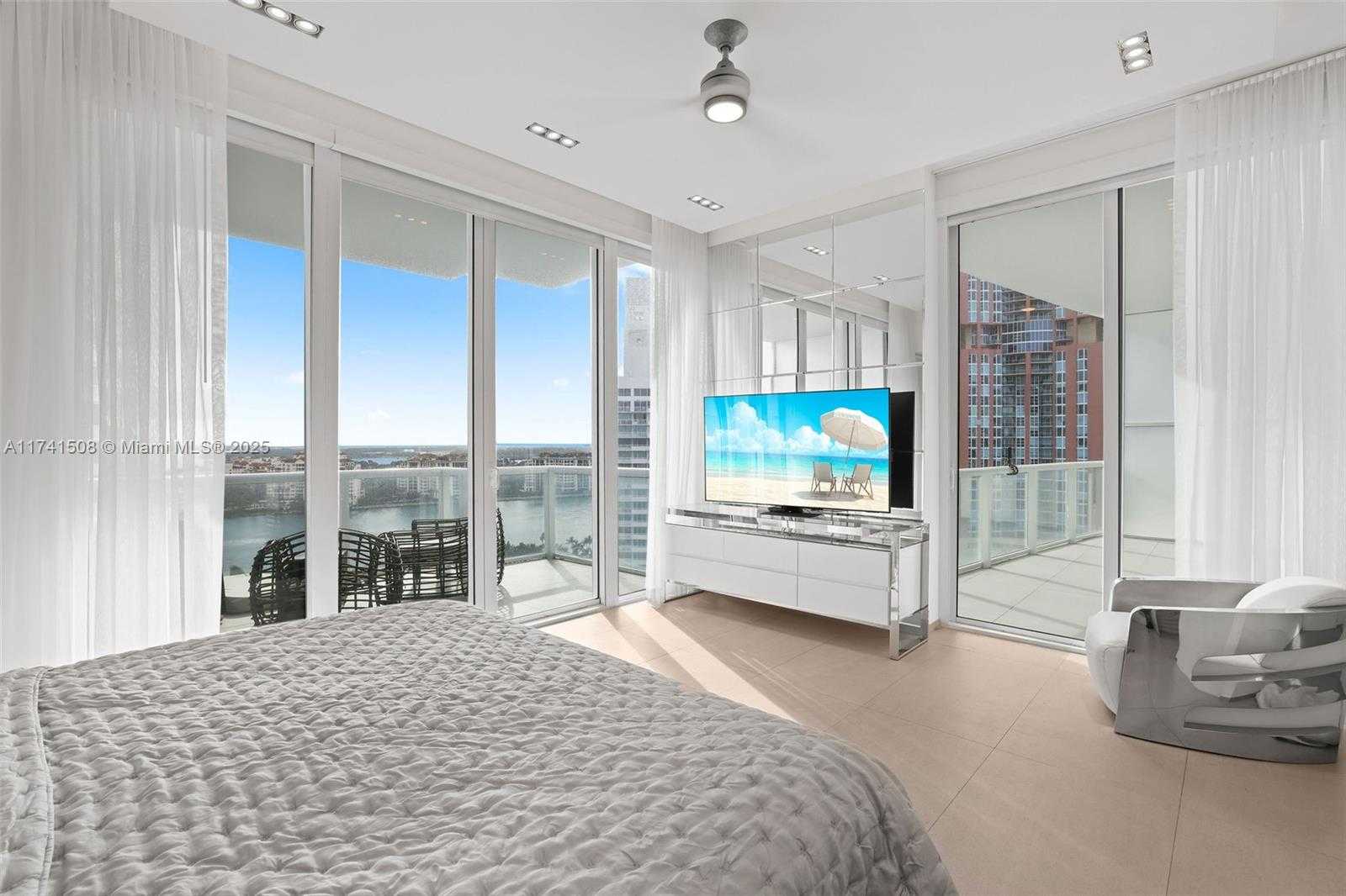 Small Image of 50 SOUTH POINTE DR #2004, Miami Beach Number 16