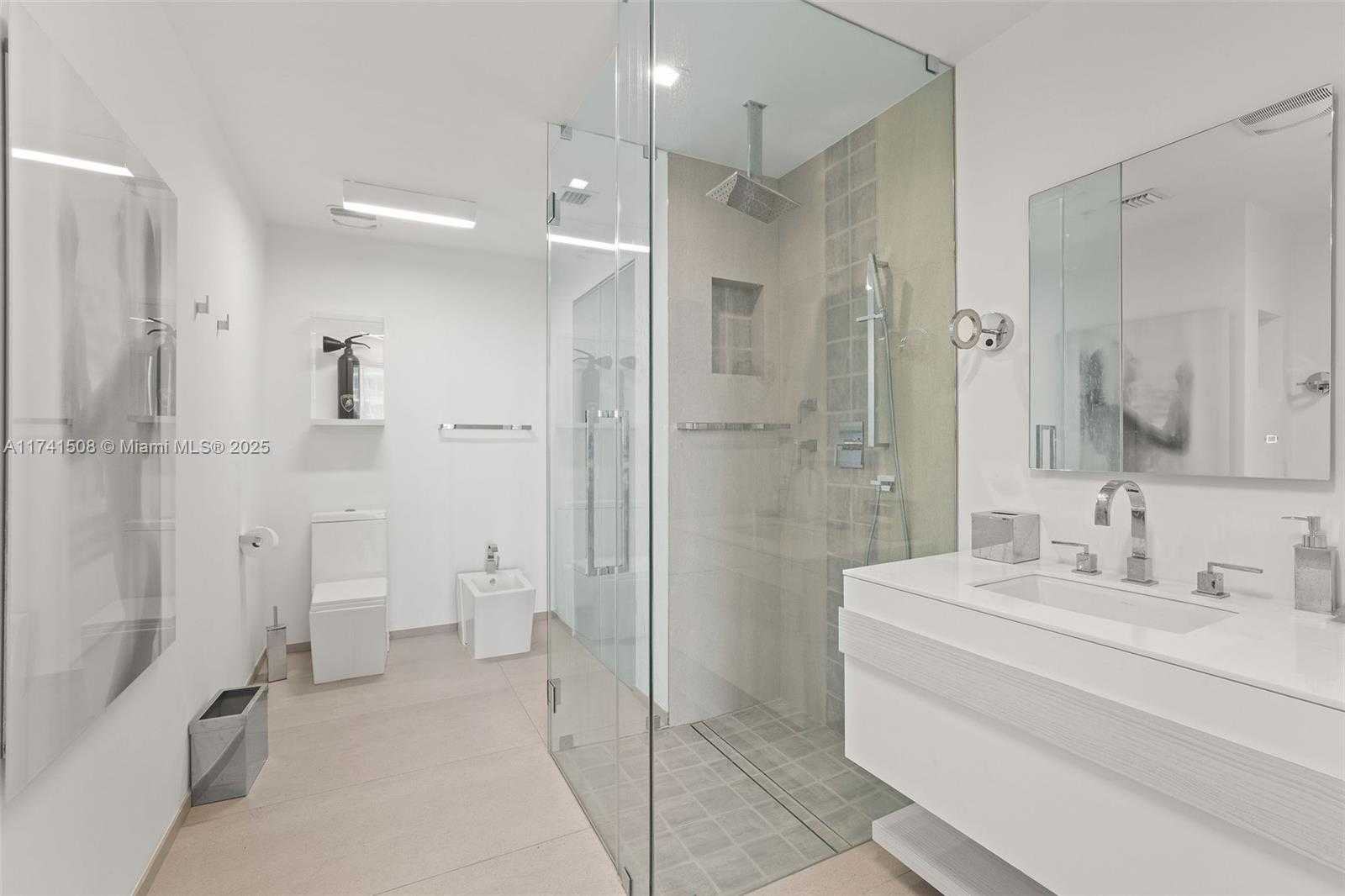 Small Image of 50 SOUTH POINTE DR #2004, Miami Beach Number 17