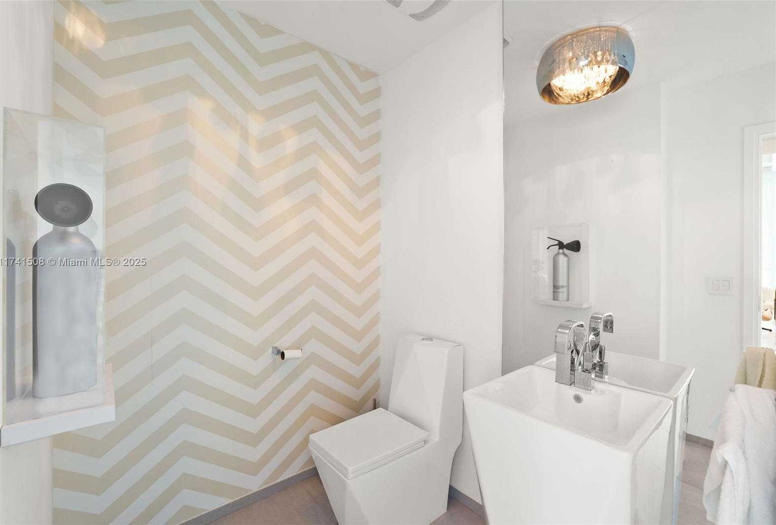 Small Image of 50 SOUTH POINTE DR #2004, Miami Beach Number 21