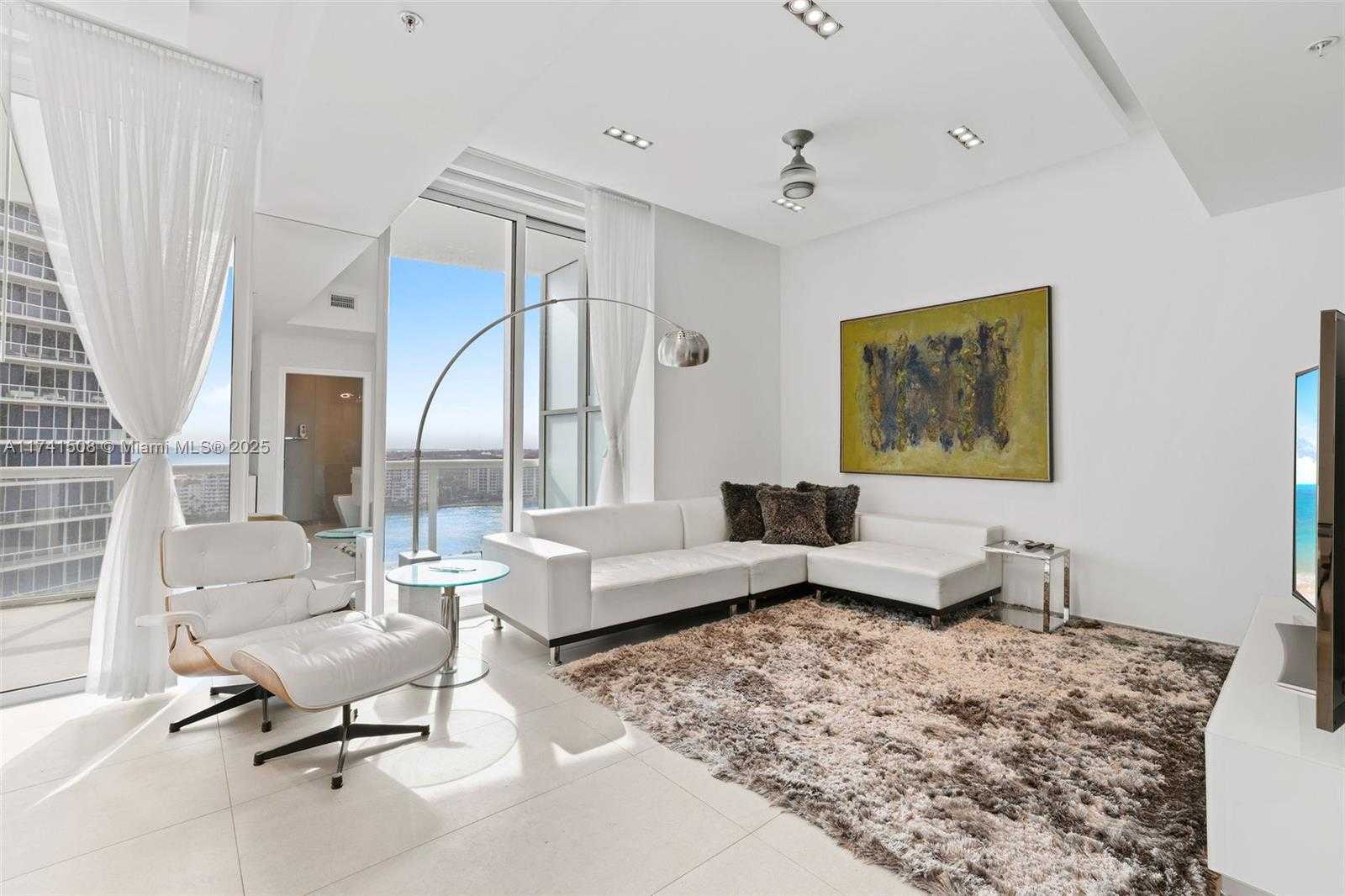Small Image of 50 SOUTH POINTE DR #2004, Miami Beach Number 3