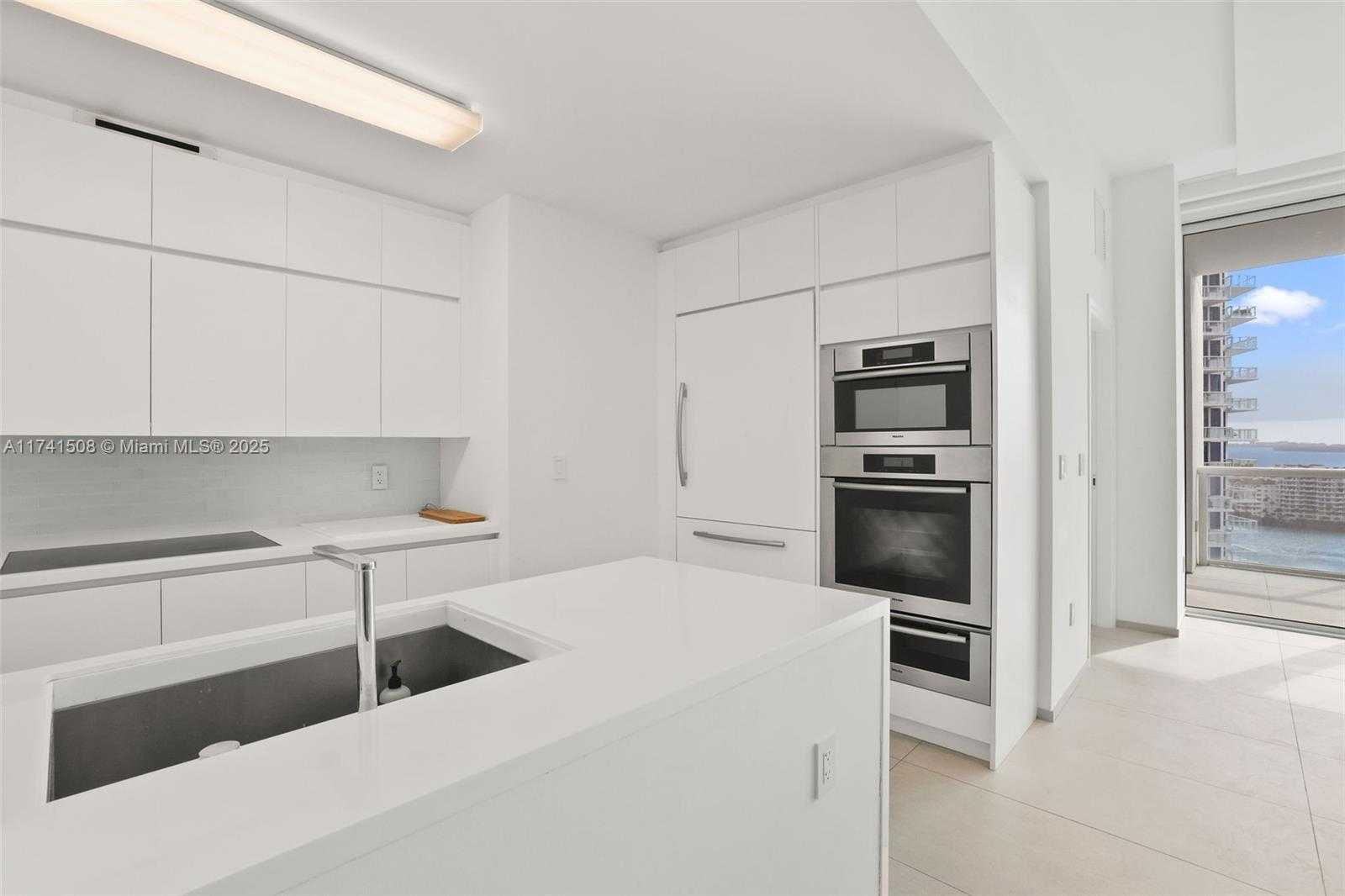 Small Image of 50 SOUTH POINTE DR #2004, Miami Beach Number 4