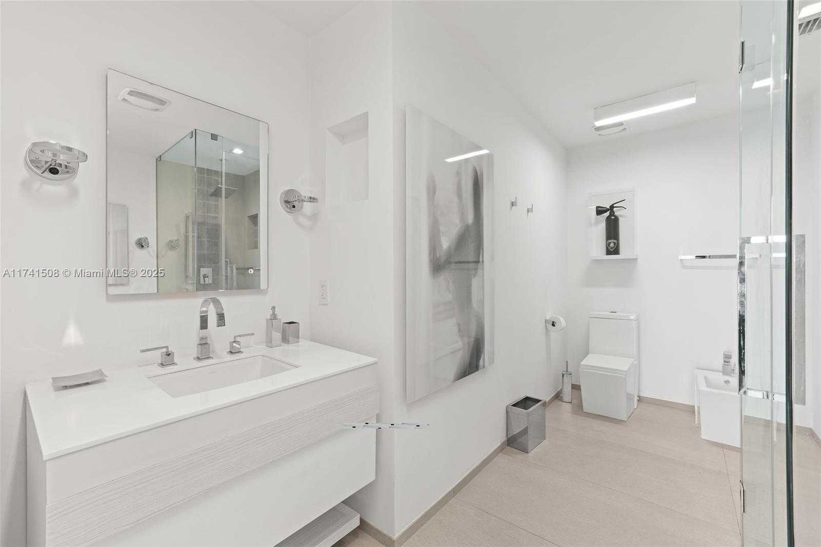 Small Image of 50 SOUTH POINTE DR #2004, Miami Beach Number 8