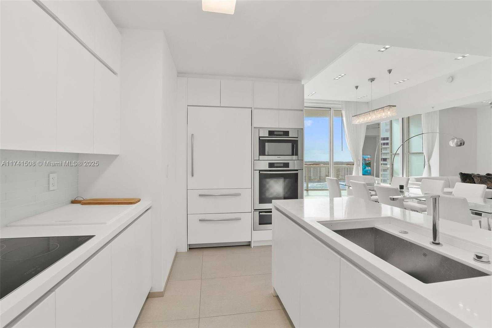 Small Image of 50 SOUTH POINTE DR #2004, Miami Beach Number 9