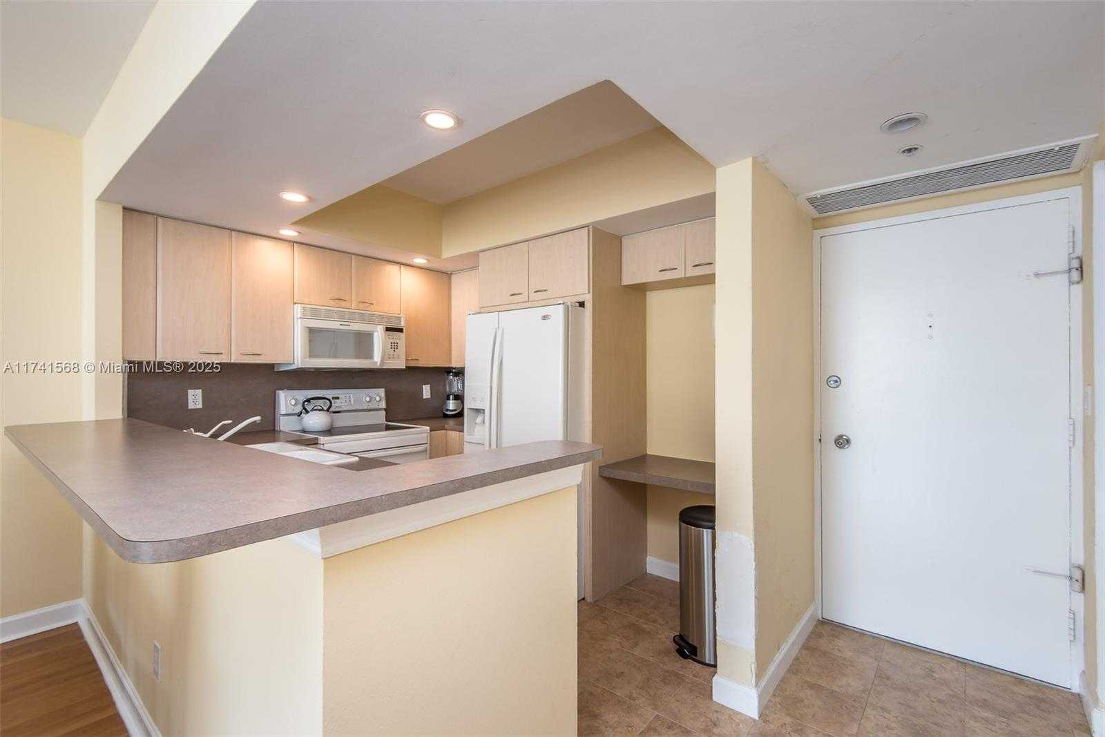 Small Image of 5600 COLLINS AVE #11A, Miami Beach Number 7
