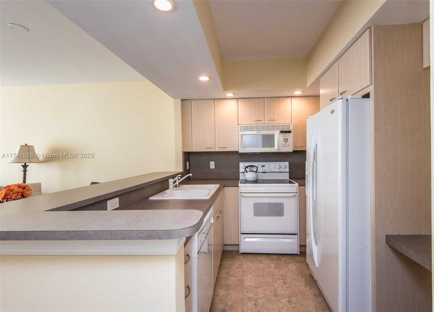 Small Image of 5600 COLLINS AVE #11A, Miami Beach Number 9