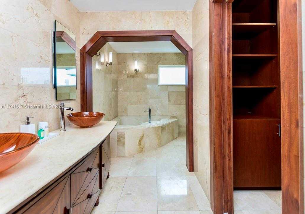 Small Image of 891 NORTH VENETIAN DR, Miami Number 33