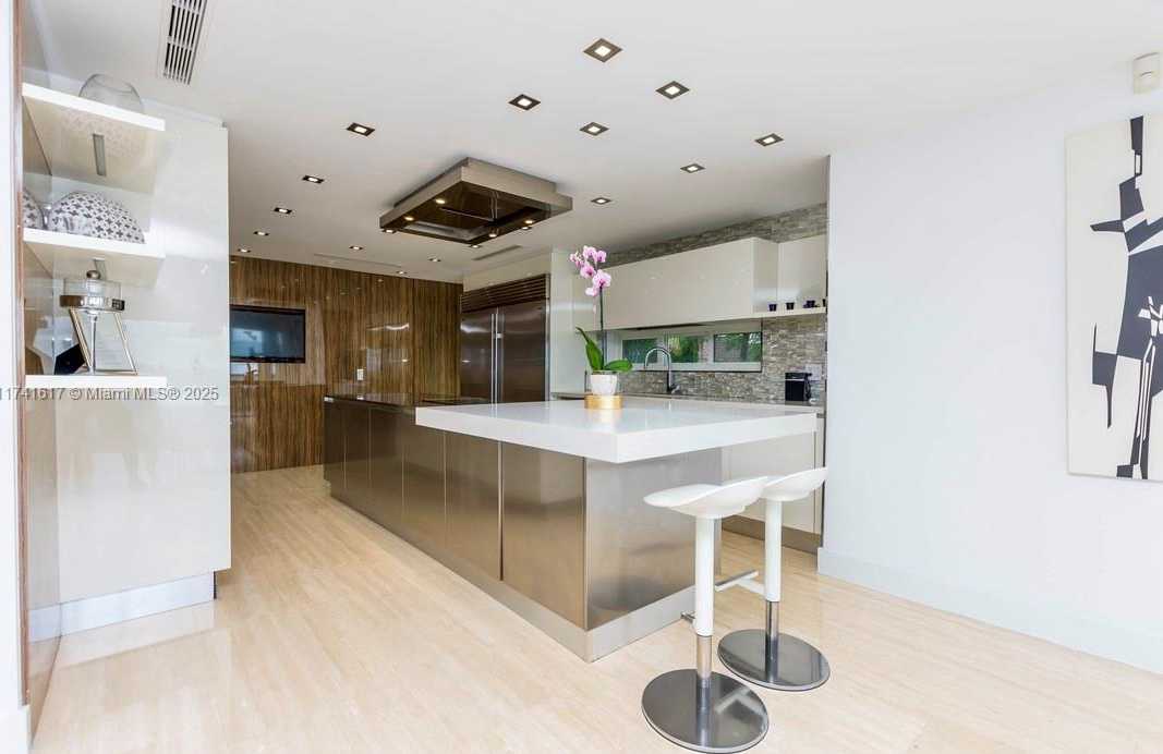 Small Image of 891 NORTH VENETIAN DR, Miami Number 4