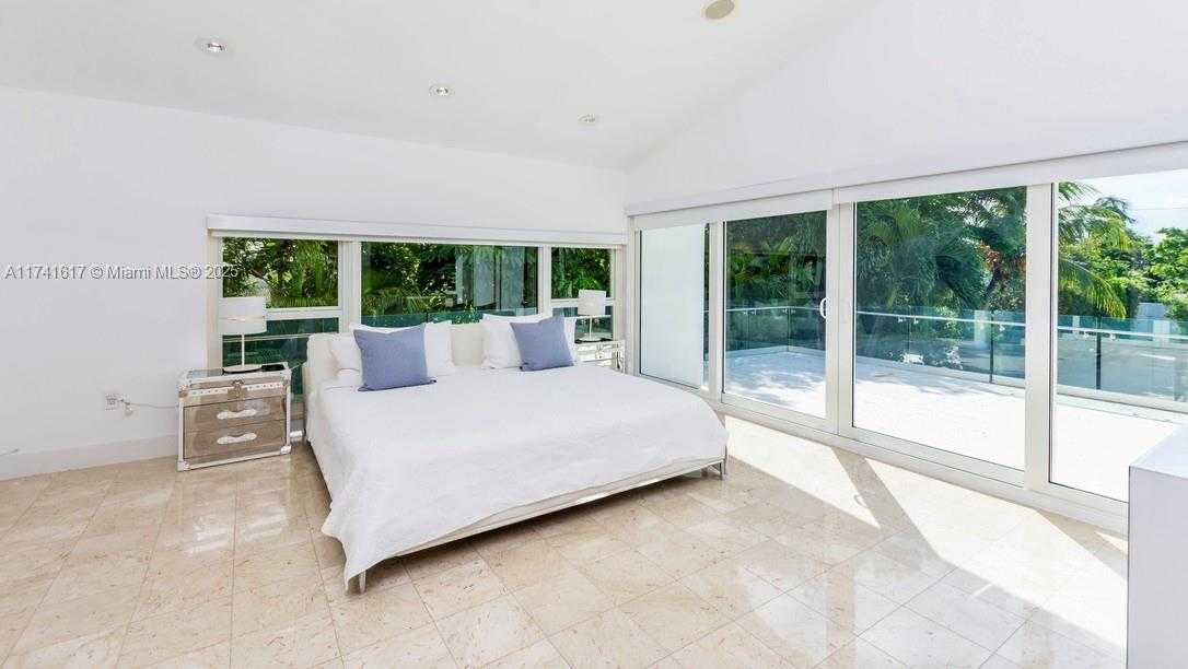 Small Image of 891 NORTH VENETIAN DR, Miami Number 40