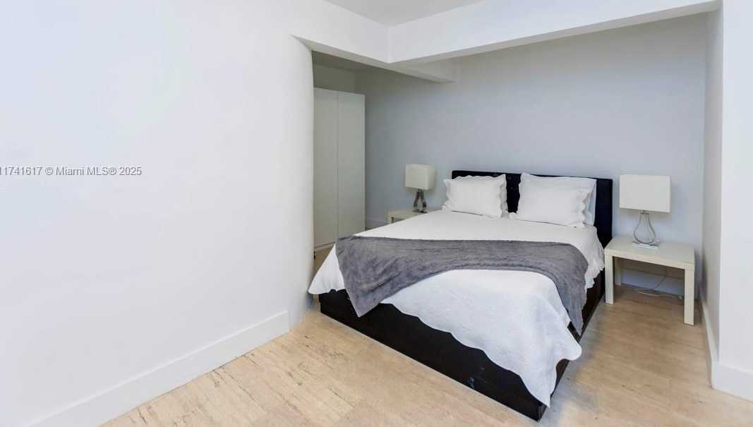 Small Image of 891 NORTH VENETIAN DR, Miami Number 46