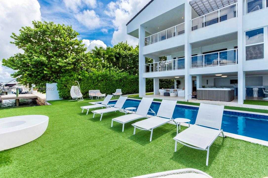 Small Image of 891 NORTH VENETIAN DR, Miami Number 50
