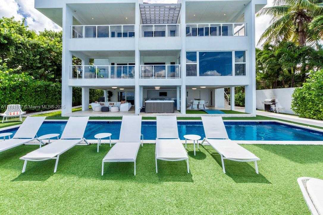 Small Image of 891 NORTH VENETIAN DR, Miami Number 51