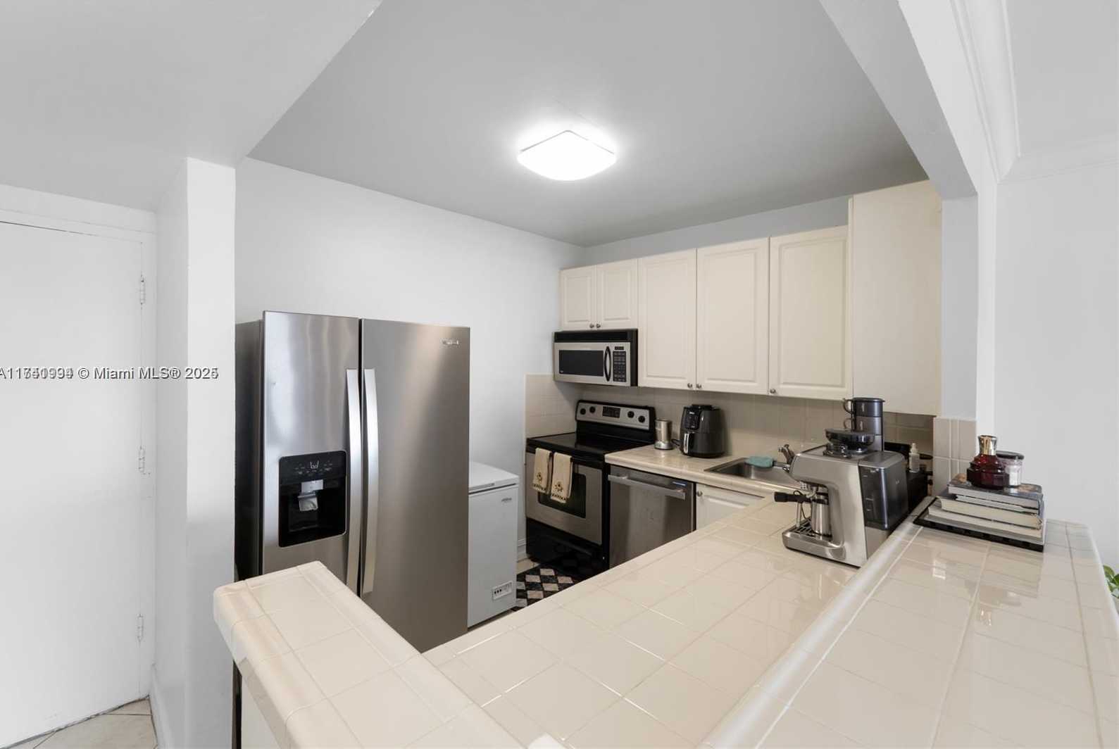 Small Image of 1455 NORTH TREASURE DR #PH-L, North Bay Village Number 6