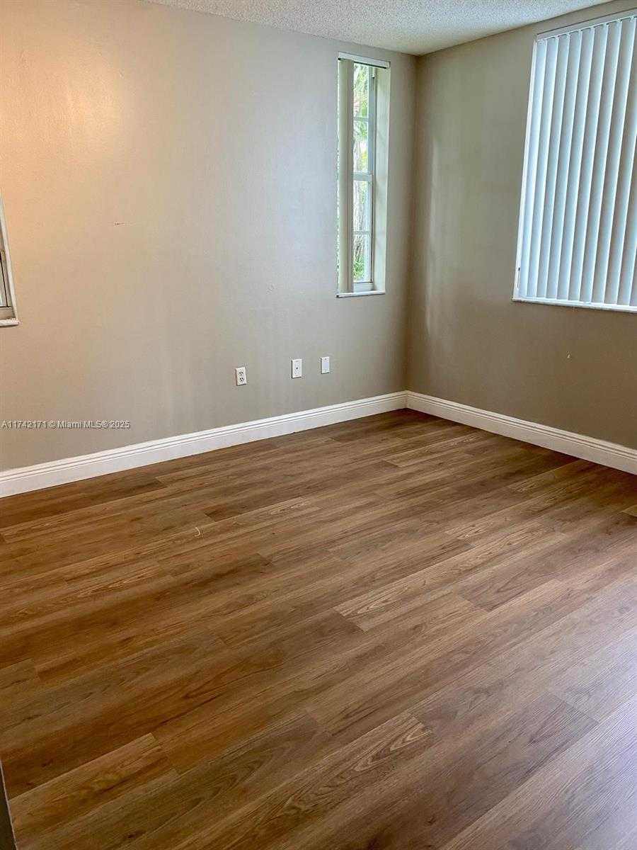 Small Image of 4580 NORTH WEST 107 AV #102, Doral Number 11