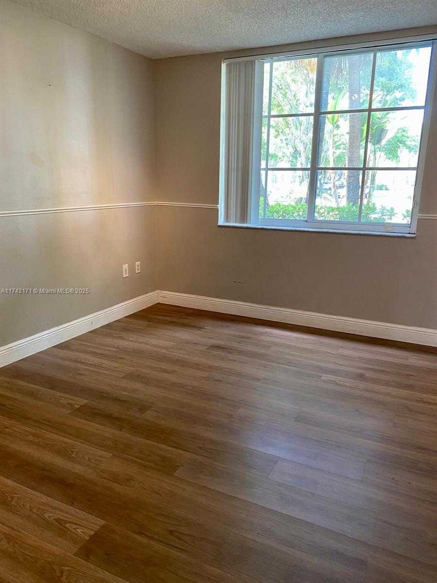Small Image of 4580 NORTH WEST 107 AV #102, Doral Number 13
